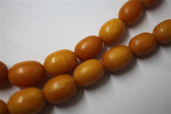 A single strand graduated amber bead necklace, 18.75in.